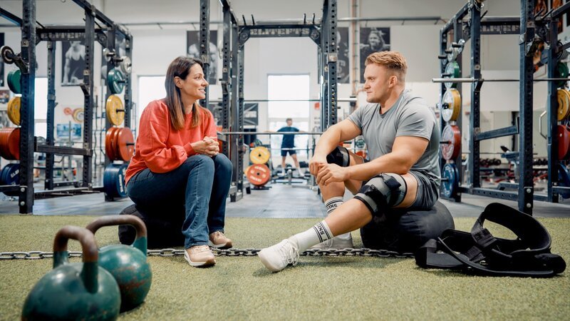 Lisa Gadenstätter im Interview mit Strongman Matthias Göth. – Bild: V-set /​ ORF