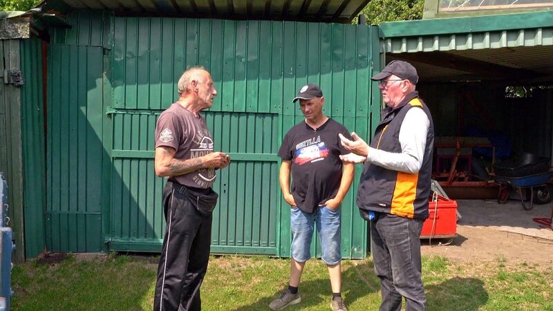 Michael (Mi.) und Lothar (re.) suchen mit Hochdruck nach einem neuen Grundstück und treffen auf Harald (li.), den Mieter einer Parzelle – Bild: RTLZWEI
