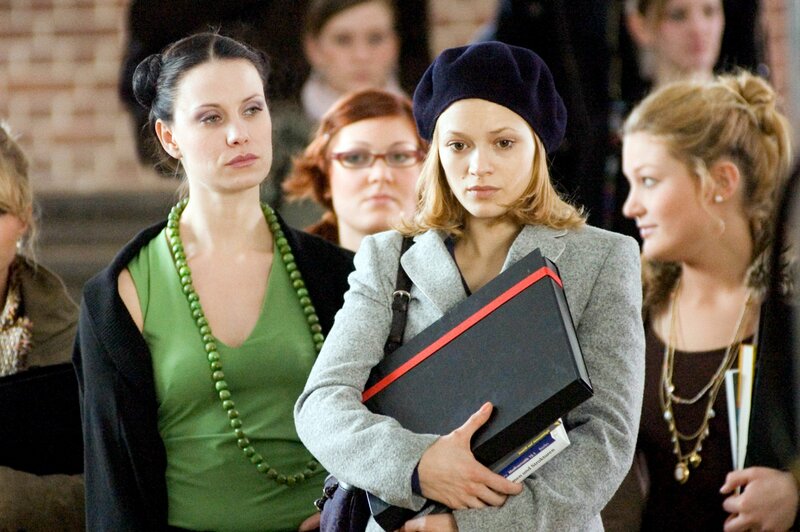 Franka stellt Lilo vor ihren Klassenkameradinnen bloß. – Bild: ORF/​RTL