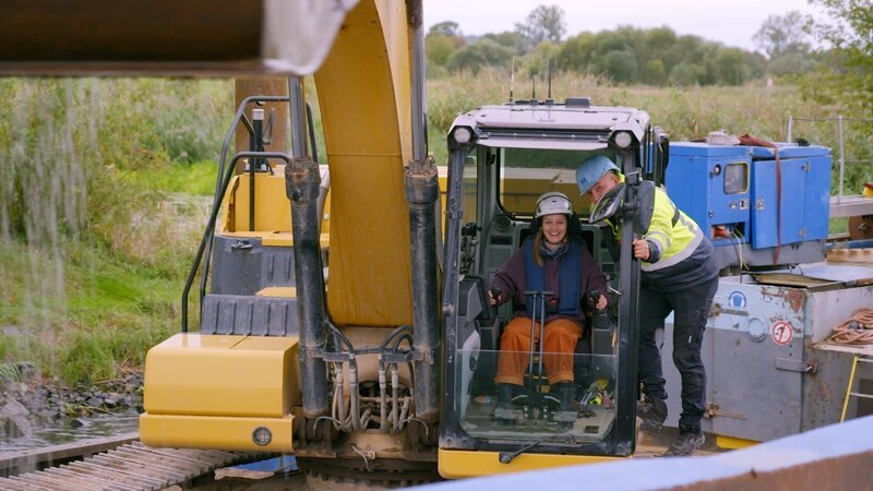 Mit Baggerfahrer Markus befreit Marina die Ufer der Havel von den unnatürlichen Steinbefestigungen. – Bild: BR/​megaherz GmbH/​Malte Nieschalk