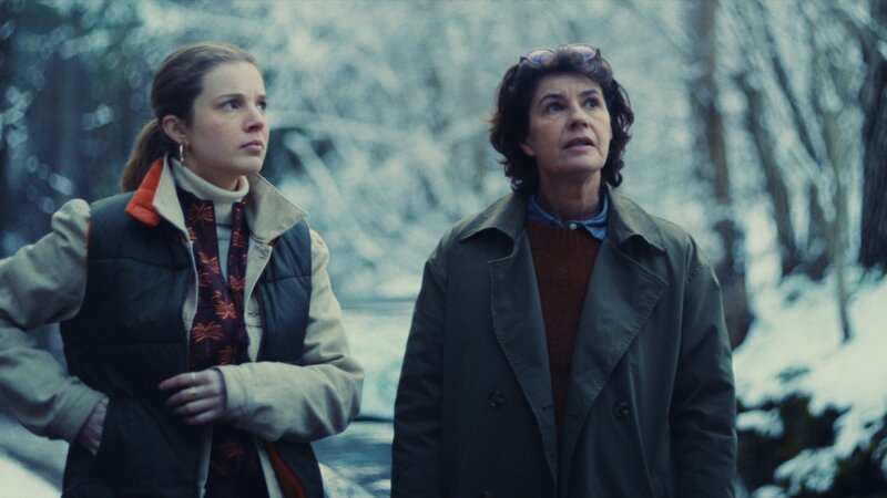 Logout – Von Hackern gejagt Folge 6 Showdown in der Walliser Schneelandschaft: Alix Henzelin als Alex, Irène Jacob als Josèphe Brunner – Bild: SRF/​RTS/​AKKA Films Sàrl