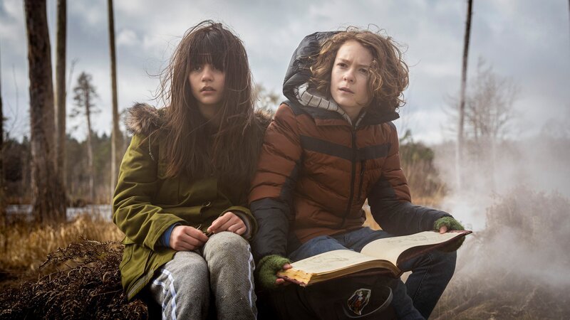 Luca (Sander Løkke Borg, rechts) und Tala (Flora Augusta) lesen im Buch des Wächters. – Bild: BR/​TV 2 Denmark /​ Cosmo Film/​Balthazar Hertel