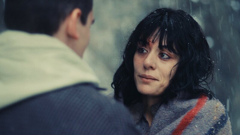 Logout – Von Hackern gejagt Folge 4 Überlebenskampf in der freien Natur: Arcadi Radeff (Rückansicht) als Achille, Sofia Essaïdi als Giulia Conforti – Bild: SRF/​RTS/​AKKA Films Sàrl