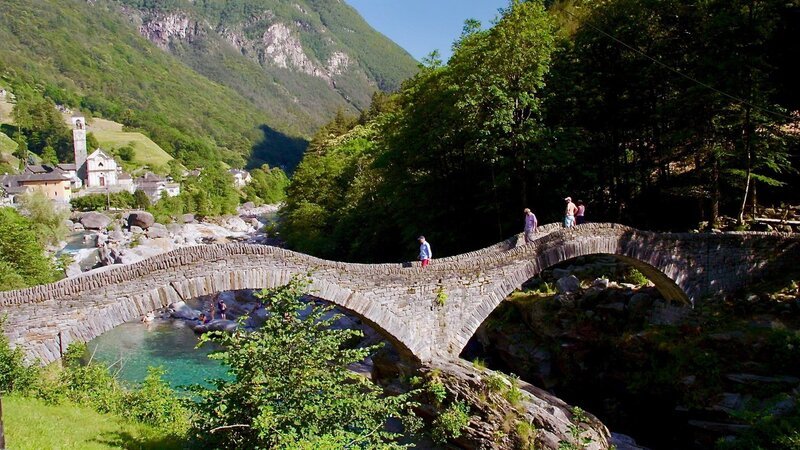 Streifzug durch das Tessin Verzasca- und Maggiatal Die Römerbrücke Ponte dei Salti im Verzascatal – Bild: SRF/​Peter Moers