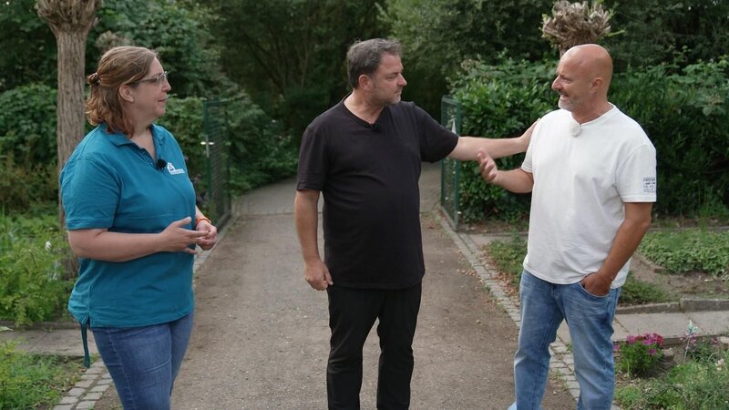 v.l.: Tierheimleiterin Sina Fehr, Martin Rütter und Detlef Steves – Bild: RTL /​ Mina TV