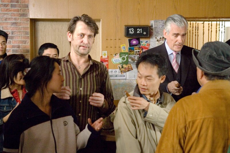 Paul (Sky du Mont, re.) und sein neuer Kompagnon Joe (Ingo Naujoks) verteilt die Schlüssel an ihre ersten Gäste. – Bild: ORF/​RTL