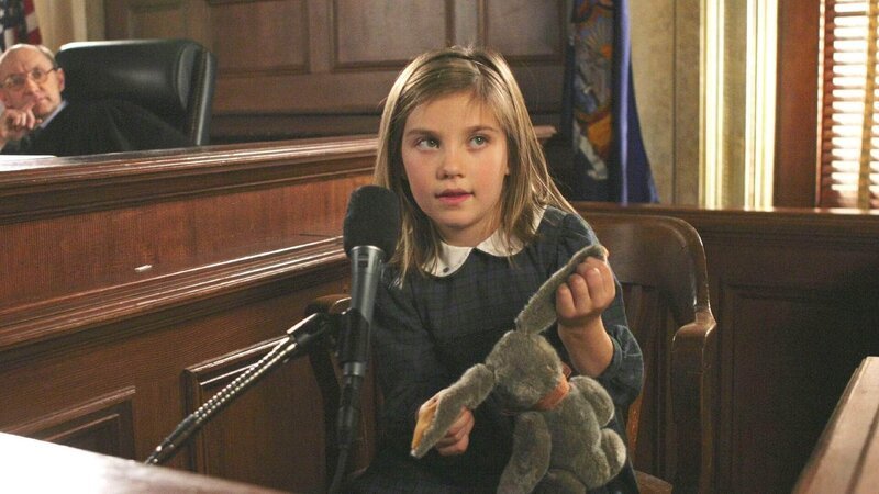 Sophie Winslow (Olivia Crocicchia) ist eine wichtige Zeugin im Prozess um den Mord an ihrer Adoptivmutter und muss vor Gericht erscheinen. – Bild: RTL