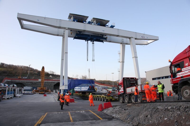 Am Ziel: Der schwierigste Teil des Transports ist geschafft. Nun muss der Bohrer nur noch montiert werden, und die Tunnelarbeiten der Variante di Valico können beginnen. – Bild: FOX /​ Autostrade Per I’Italia /​ NGC