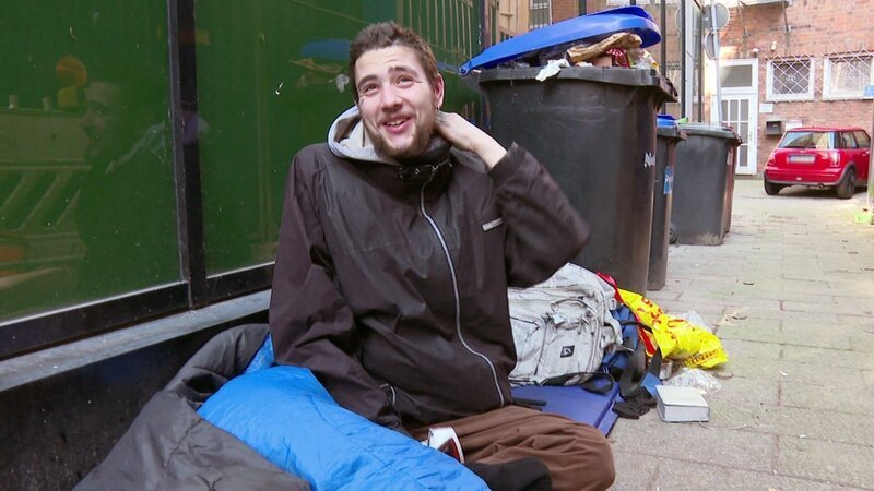 Jamiro (21) bekommt nach Jahren auf der Straße unerwartet Hilfe bei Job- und Wohnungssuche.. – Bild: RTLZWEI