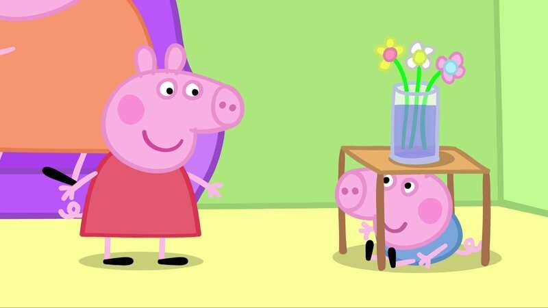 Peppa (l.) und Schorsch spielen verstecken. Doch hier ist Schorsch ziemlich leicht zu finden! – Bild: SUPER RTL