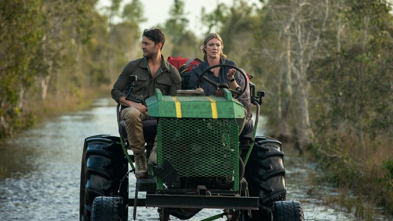 Phil T. and Heather A. ride swamp buggy through shallow sawgrass marsh. – Bild: Warner Bros. Discovery, Inc.