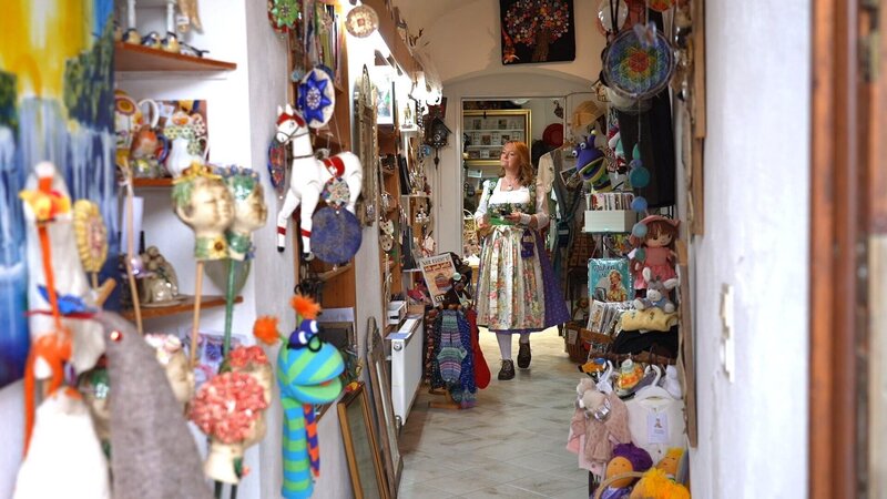 Zwirnknopfmacherin Krump-Hehenberger. – Bild: ORF/​emb film