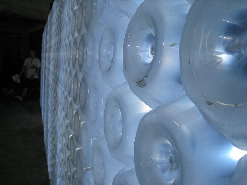 Taipei, Taiwan: The EcoArk three-story exhibition hall is made from about 1.5 million Polli-Brick plastic bottles made with recycled PET bottles. Designer and architect of the EcoArk building, Arthur Huang, created the low-carbon hall. – Bild: Wan-neng Chen – Begonia vision /​ NHNZ /​ National Geographic Channels