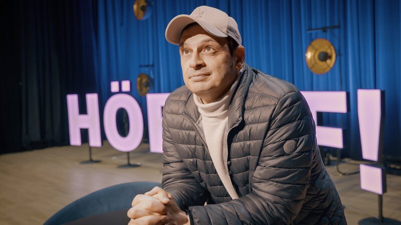 rec.  Deutsche in der Schweiz – Warum fühlen sich viele nicht willkommen? Kaya Yanar erzählt, wie er sich in der Schweiz integriert hat.  Copyright: SRF – Bild:  SRF