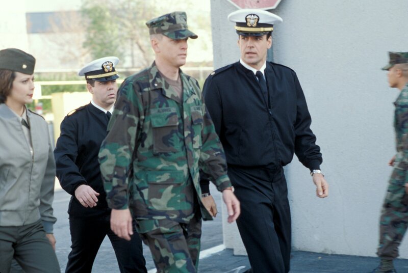 V.l.: Sarah MacKenzie (Catherine Bell), Bud Roberts, Jr. (Patrick Labyorteaux), Harmon Rabb, Jr. (David James Elliott), Brigadier General Albanese (Pat Skipper) – Bild: MG RTL D