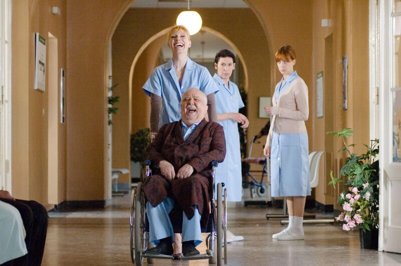 Adina (Andrea Sawatzki), die zu gemeinnütziger Arbeit in einem Altersheim verdonnert wurde, versteht sich mit General Huub (Hans Korte), der nicht gerade ein einfacher Mensch ist, immer besser. – Bild: ORF