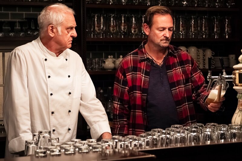Gregor (Holger Matthias Wilhelm, rechts) macht gegenüber Joseph (Michael Vogtmann, links) im Brunnerwirt seinem Ärger Luft. – Bild: Lena Semmelroggen /​ BR