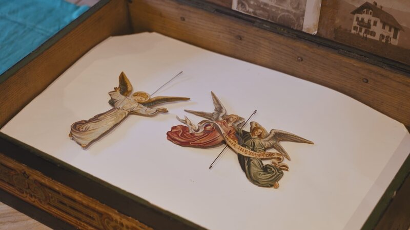 Papierfiguren muss man verstärken, damit sie nicht mit der Zeit Schaden nehmen. Wichtig ist natürlich, dass sie erhalten bleiben. – Bild: Max Papp /​ BR