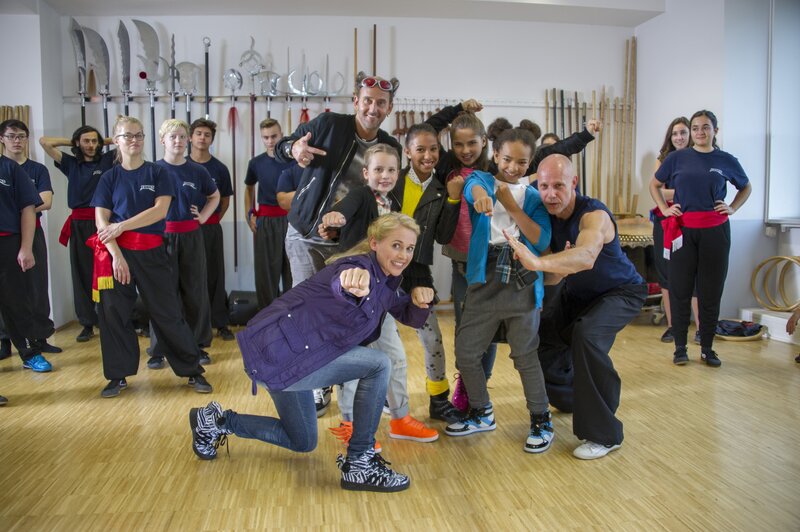 Die TanzAlarm-Crew ist heute in einer Kung-Fu-Schule. – Bild: MingaMedia