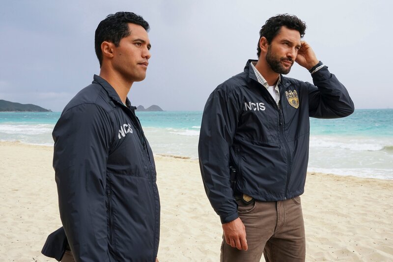 Kai Holman (Alex Tarrant, l.); Jesse Boone (Noah Mills, r.) – Bild: CH Media/​CBS Broadcasting Inc.