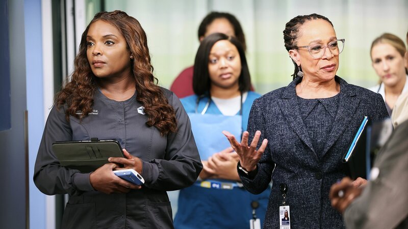 Sie verkünden einen Drogentest: Marlyne Barrett als Maggie Lockwood (l.), S. Epatha Merkerson als Sharon Goodwin (vorne, r.) – Bild: SRF/​NBC Universal