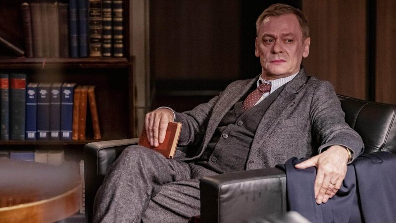 Psychologe Prof. Max Felsner (Sylvester Groth) – Bild: RTL /​ Hardy Brackmann