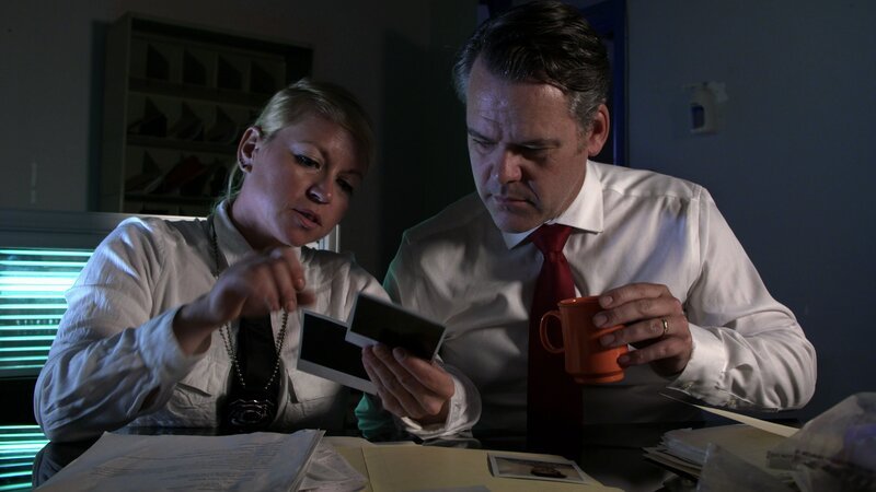 Die Ermittler sehen sich die Fotos an. – Bild: Z/​abacus /​ © Crime + Investigation /​ abacus media