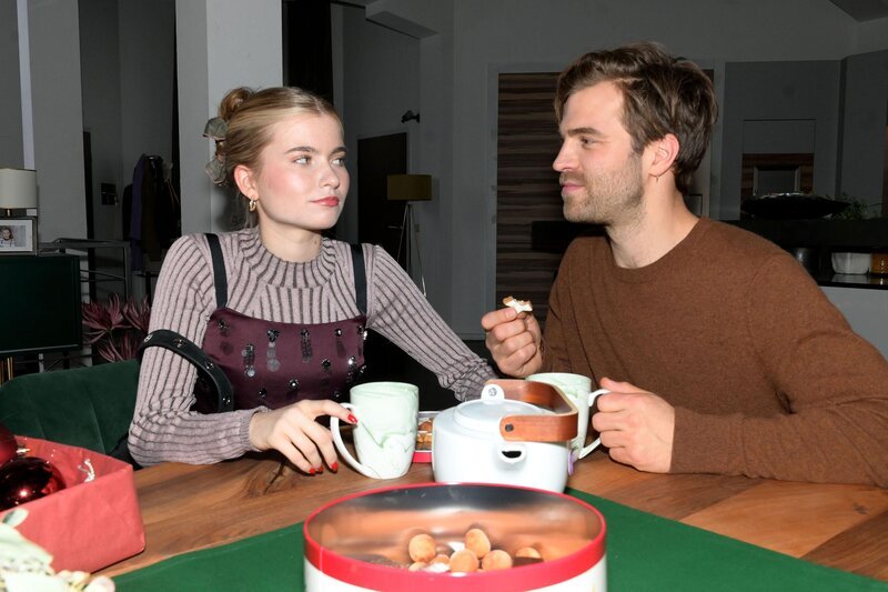 Johanna (Charlott Reschke) lässt ihren Bruder Julian (Onno Buß) nicht hängen. – Bild: RTL /​ Rolf Baumgartner /​ Geheime Absprache