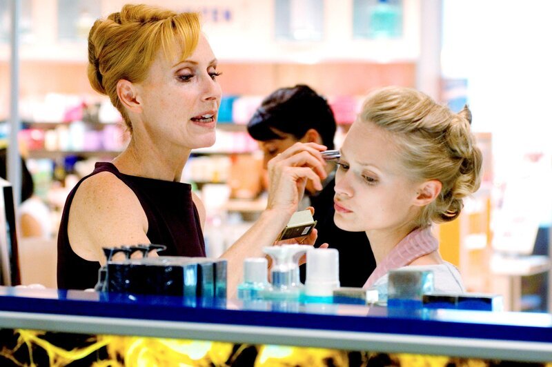 Lilo (Mavie Hörbiger, re.) erzählt Adina (Andrea Sawatzki), dass sie glaubt, ihr Fast-Verlobter Julian könnte schwul sein. – Bild: ORF