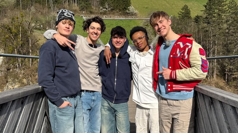 Noch sind die fünf entspannt. Doch gleich soll es für Cay, Lorian, Nick, Azad und Luke beim Bungee Sprung 94 Meter in die Tiefe gehen. – Bild: ZDF/​Eva Beer