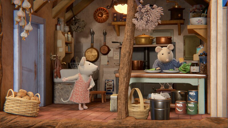 Julia (links) treibt Sam (rechts) zur Eile an. Die Gäste ihres neu eröffneten Restaurants, Ella und Tonio, werden ungeduldig, weil sie noch nichts zu essen haben. – Bild: ZDF/​Cielo Films/​Caribara Production/​SuperswissRed/​M.A.R.K.13/​ZDF Studios GmbH