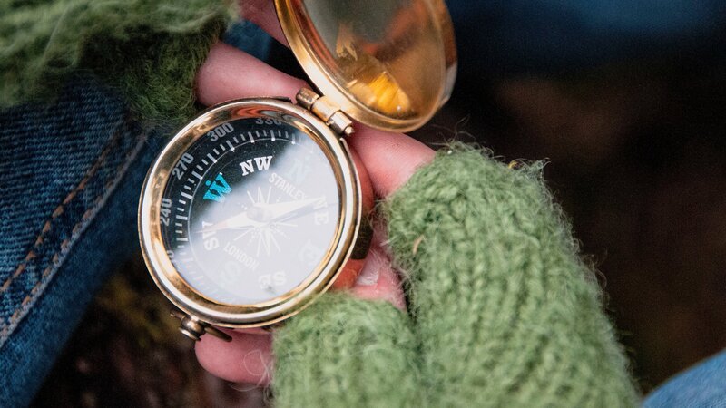 Luca versucht, sich mithilfe eines Kompasses zu orientieren. – Bild: BR/​TV 2 Denmark, Cosmo Film/​Per Arnesen