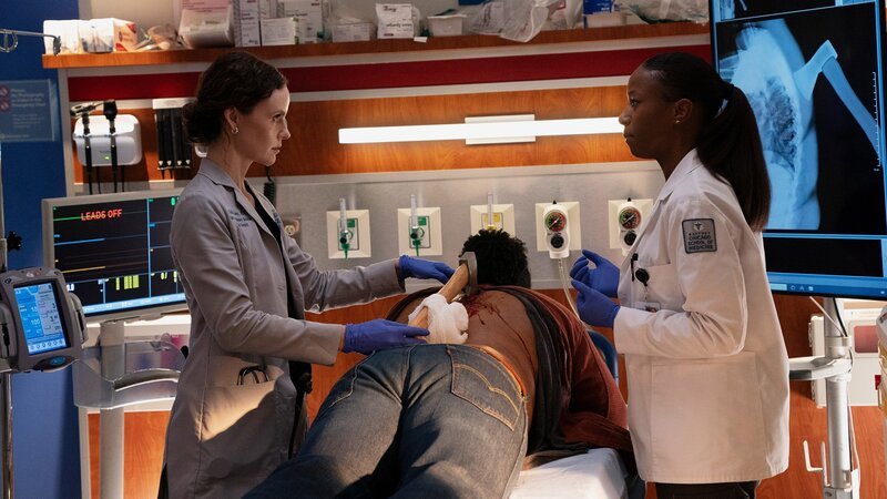 Chicago Med Staffel 10 Folge 7 Krasser Fall: Sarah Ramos als Dr. Caitlin Lenox, Ashlei Sharpe Chestnut als Dr. Naomi Howard. – Bild: SRF/​NBC Universal