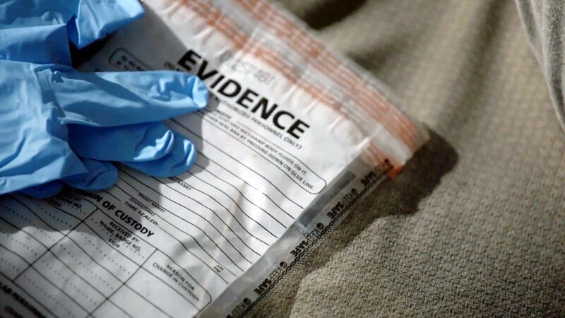 Medizinische Handschuhe und Asservatentasche – Bild: A+E NETWORKS