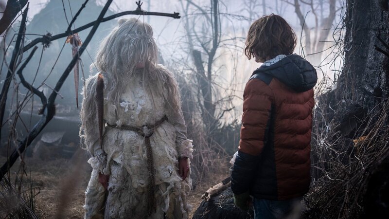 Luca (Sander Løkke Borg) lockt die Moorhexe (Tammi Øst) von ihrem Topf weg. – Bild: BR/​TV 2 Denmark /​ Cosmo Film /​ Per Arnesen