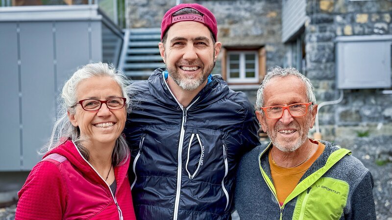 v.li.: Hüttenwartin Pia Kunz, Moderator Manu Burkart und Hüttenwart Fridli Riegg auf der Glärnischhütte – Bild: SRF