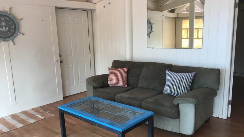 Livingroom of Tranquility Gardens property in St Thomas, USVI. – Bild: Discovery, Inc. All Rights Reserved.