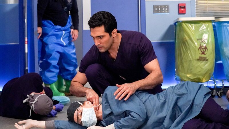 Untersucht seine Kollegen, die zusammengebrochen sind: Dominic Rains als Dr. Crockett Marcel – Bild: SRF/​NBC Universal