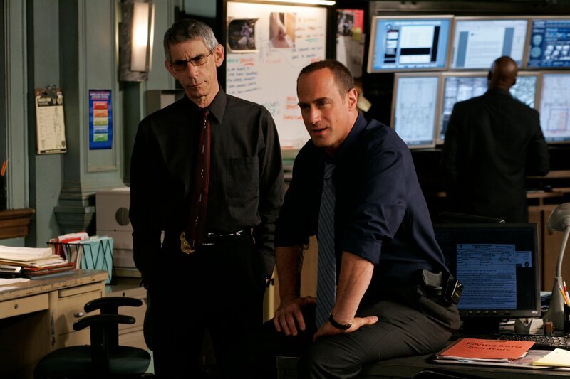 Pictured: (l-r) Richard Belzer as Det. John Munch, Christopher Meloni as Det. Elliot Stabler – Bild: NBC Universal, Inc