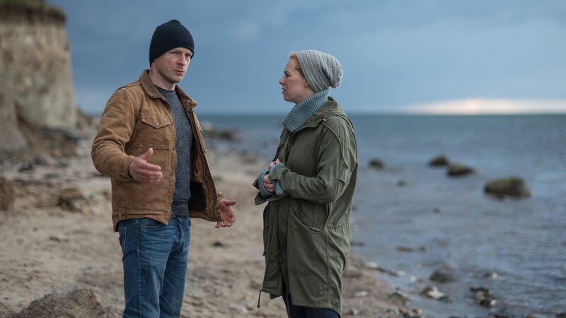Hauke Jacobs (Hinnerk Schönemann) mit Lona Vogt (Henny Reents) suchen nach weiteren Spuren an der Küste. – Bild: ndr