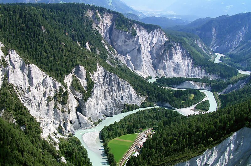 Die Rheinschlucht Ruinaulta ist das Ergebnis eines Bergsturzes. Der Alpenrhein musste sich hier über Jahrtausende hinweg ein neues Flussbett graben und schuf dabei eine Schlucht von seltener Schönheit. – Bild: SWR/Vidicom/Bardehle Die Rheinschlucht Ruinaulta ist das Ergebnis eines Bergsturzes. Der Alpenrhein musste sich hier über Jahrtausende hinweg ein neues Flussbett graben und schuf dabei eine Schlucht von seltener Schönheit. – Bild: SWR/Vidicom/Bardehle