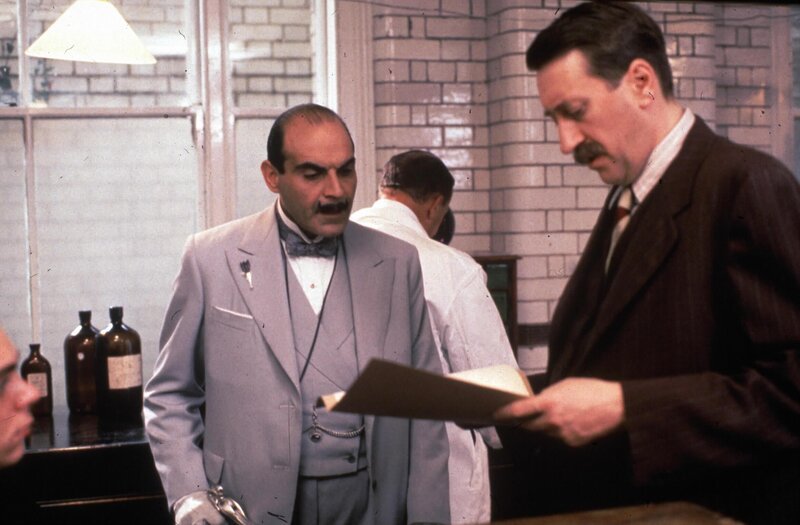 RETEQUATTRO NELLA FOTO: DAVID SUCHET (HERCULE POIROT) E PHILIP JACKSON (ISPETTORE JAPP) IN UNA SCENA – Bild: One