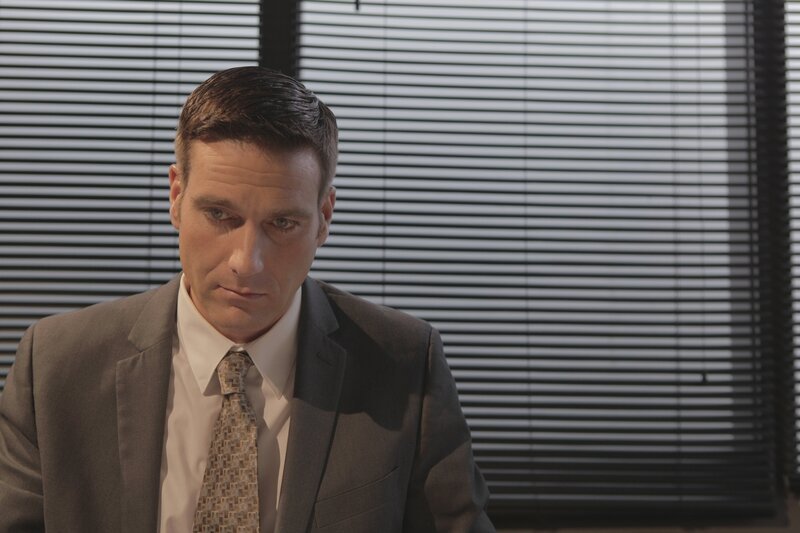 Zusammen mit einem Team von Ingenieuren geht Lt. Joe Kenda (Carl Marino) dem Mord an einem Kriegshelden auf die Spur und stößt auf eine ganze Gruppe aus Verdächtigen … – Bild: Jupiter Entertainment