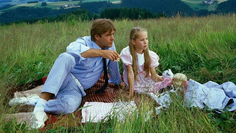 Udo (Sascha Hehn, l.) erweist sich als ein prima Vater für Angie (Angelika Reißner, r.). – Bild: ZDF und Thomas Waldhelm