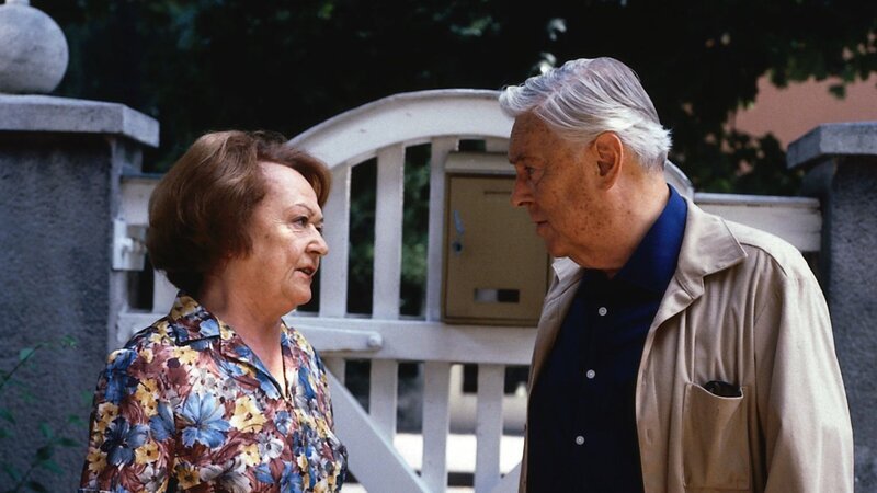 Onkel Rudolf (Hans Holt, r.) mit seiner Haushälterin Josefa (Helly Servi, l.). – Bild: ZDF und Nova Film