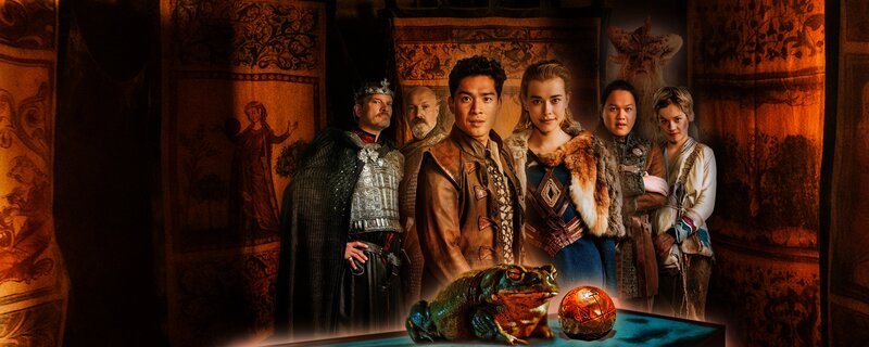 Von links: König Theoderich (Götz Otto), Ulfred (Simon Werner), Gai (Jan Liem), Prinzessin Matilda (Milena Tscharntke), Teo (Viet Anh Alexander Tran) und Fingerhut (Lea Drinda). – Bild: ZDF und [F] Jan Hromadko