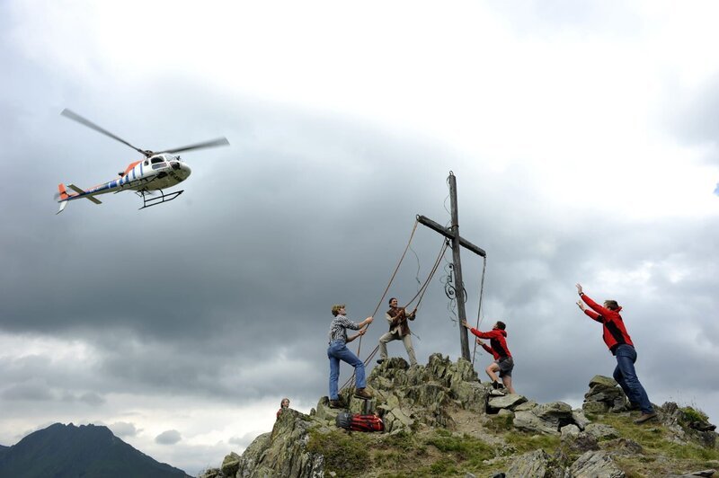 Zur Restauration soll ein Gipfelkreuz demontiert und ins Tal geflogen werden. – Bild: ZDF und Thomas R. Schumann