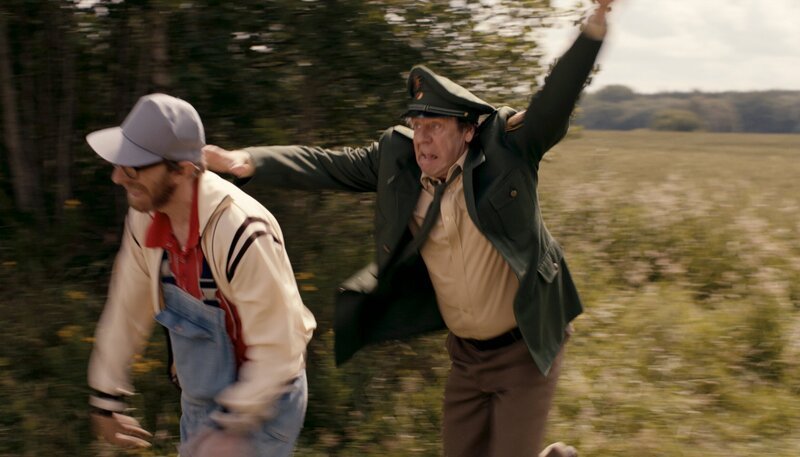 Der absolute Topptach für Dorfpolizist Peter (Uwe Rohde, re.) – er kriegt den verdächtigen Heinzi (Hendrik v. Bültzingslöwen) zu fassen. – Bild: NDR/​Uwe Ernst