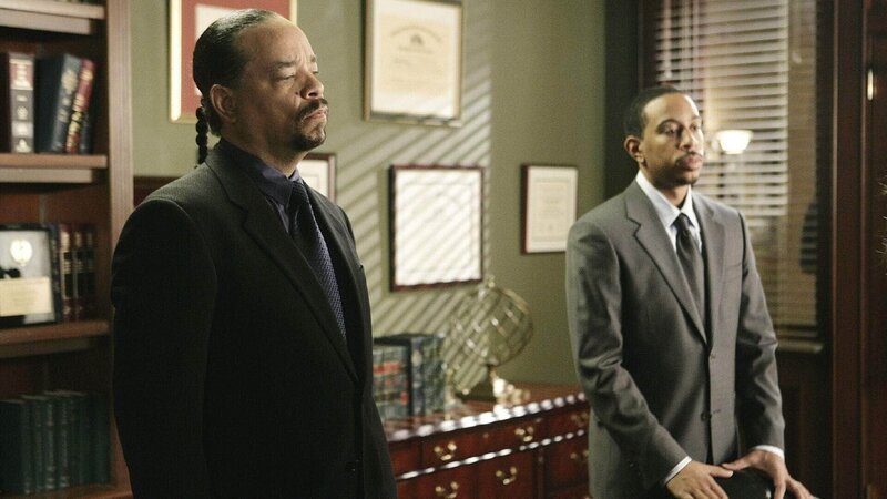 Detective Odafin „Fin“ Tutuolas (Ice-T, l.) Stiefsohn Darius Parker (Ludacris) ist wegen zweifachen Mordes angeklagt. Darius hat bereits ein Geständnis abgelegt, jedoch widerruft er es kurze Zeit später. – Bild: RTL /​ Universal