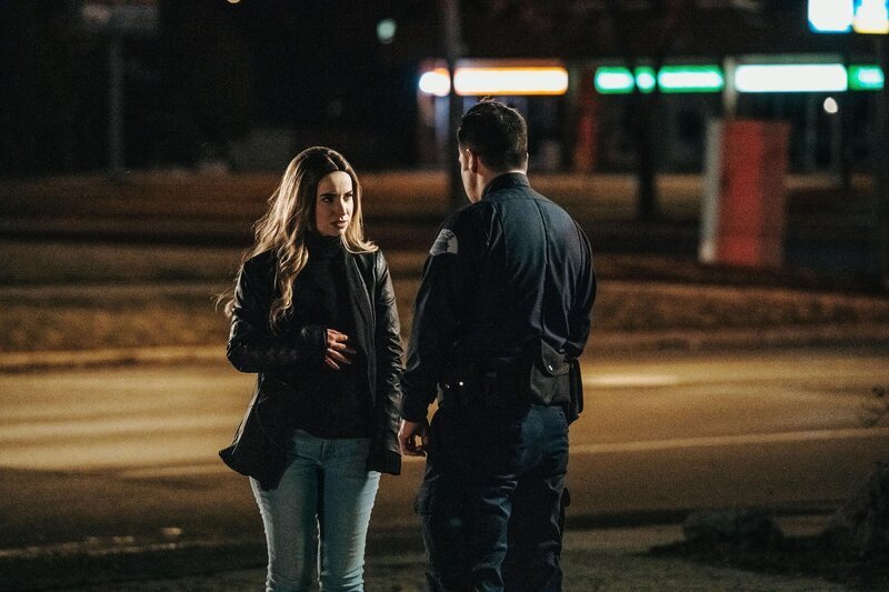 Nachgestellte Szene: Darlin Molina und Polizist Chad Pettijohn  +++ – Bild: RTL /​ Arrow International Media /​ Saloon Media